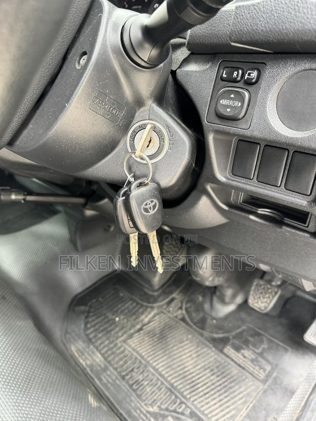 Toyota HiAce 2019 Silver - thumbnail 12
