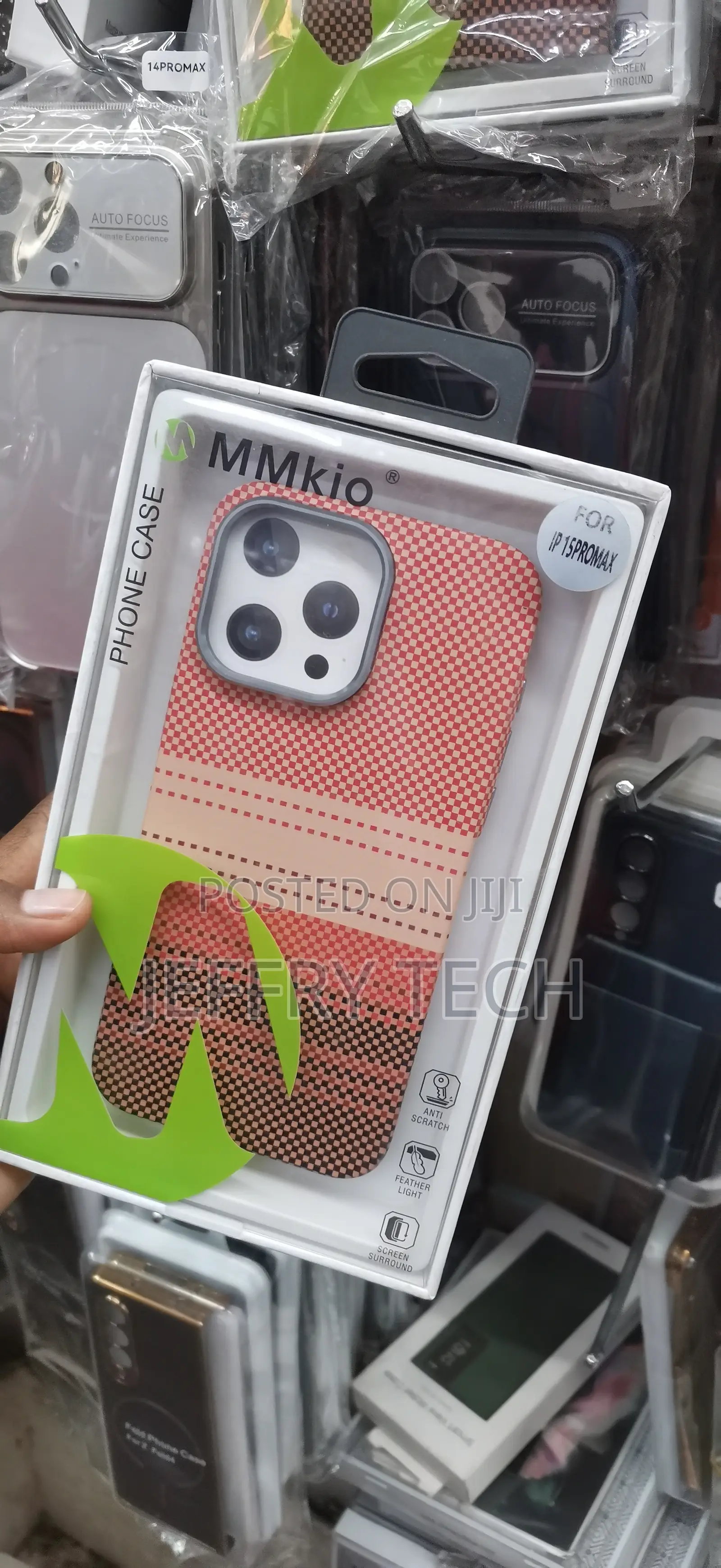 "15 Pro Max" Durable, Lightweight Blend of Tactile Carbon Fiber Case