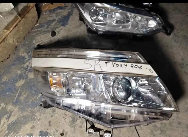 Voxy 2015, 2018 Headlight