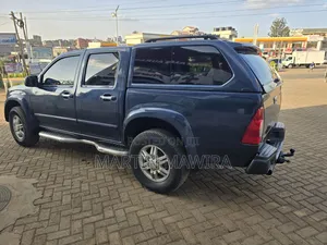Isuzu D-MAX 2011 Blue