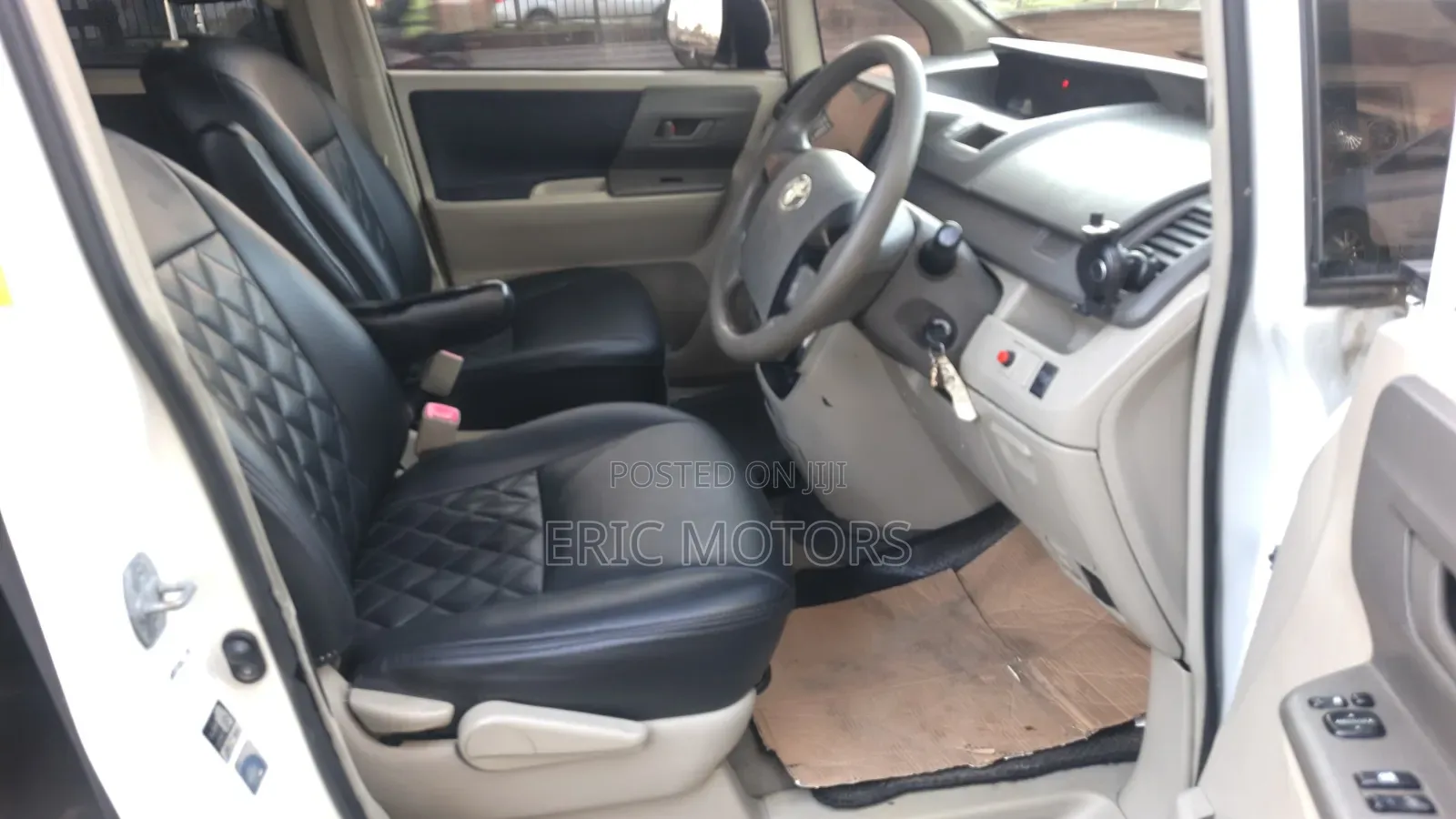 Toyota Noah 2011 Pearl