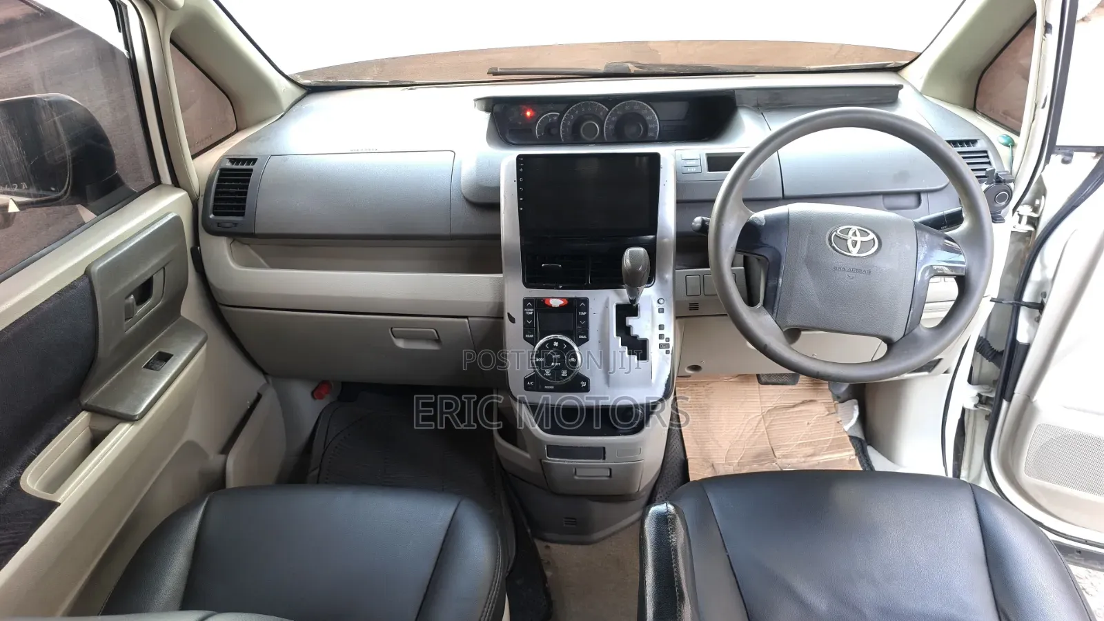 Toyota Noah 2011 Pearl