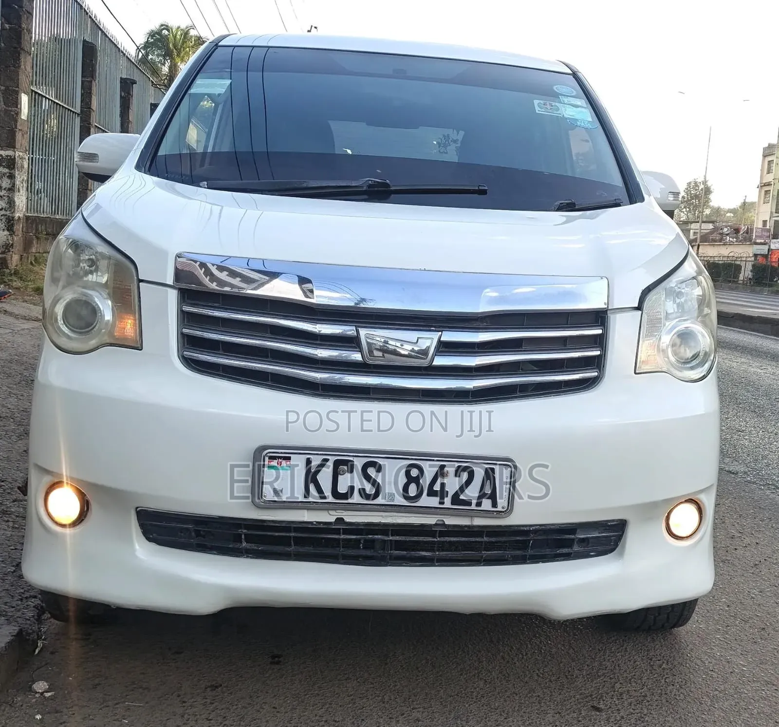 Toyota Noah 2011 Pearl
