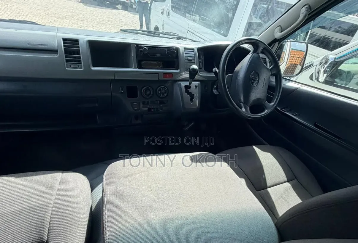 Toyota HiAce 2010 White