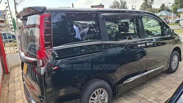 Toyota Noah 2018 Black - thumbnail 2