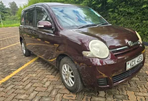 Toyota Sienta 2012 Maroon