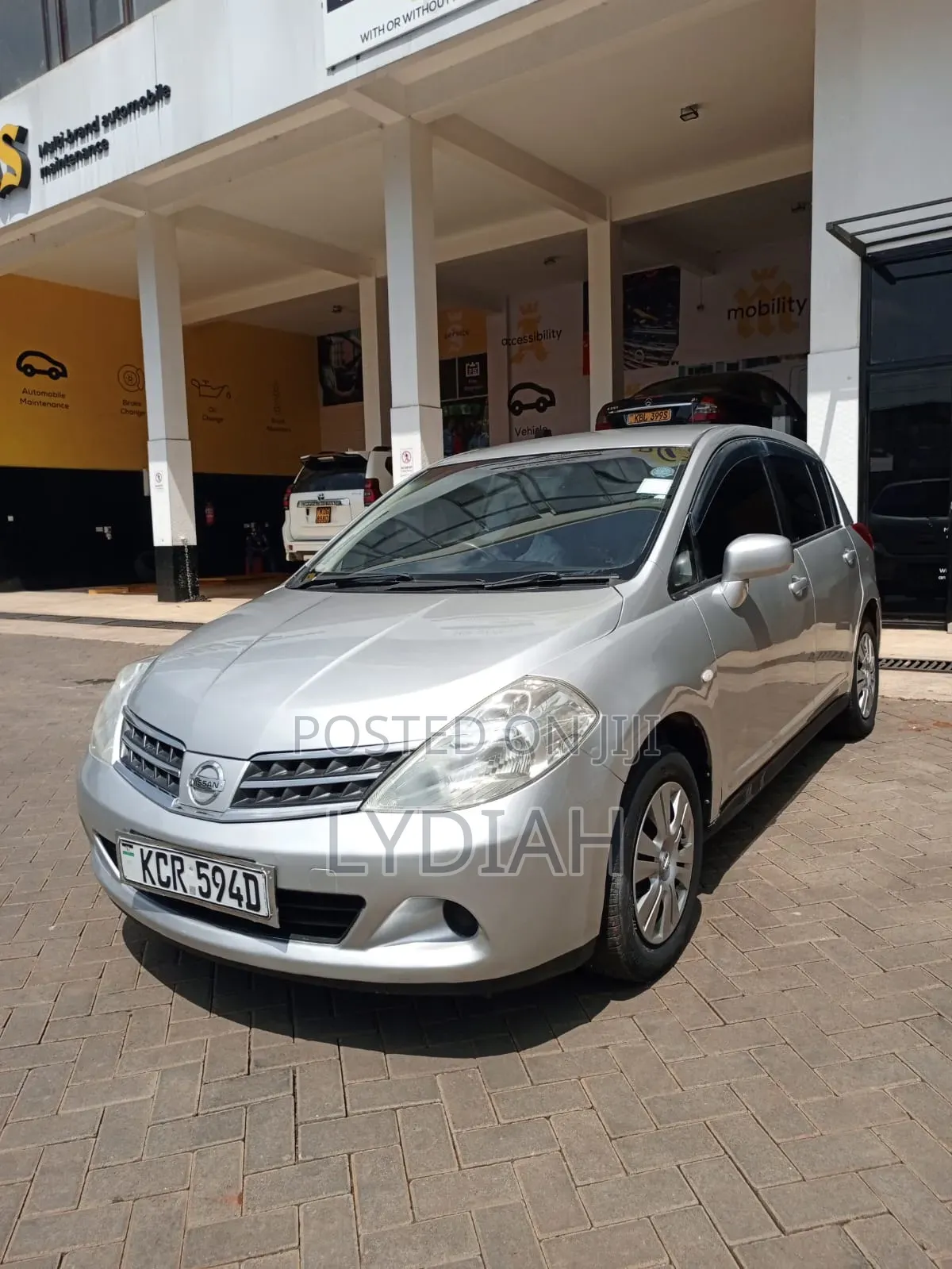 Nissan Tiida 2011 Silver