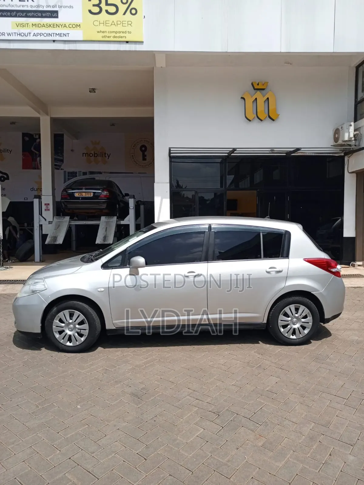 Nissan Tiida 2011 Silver