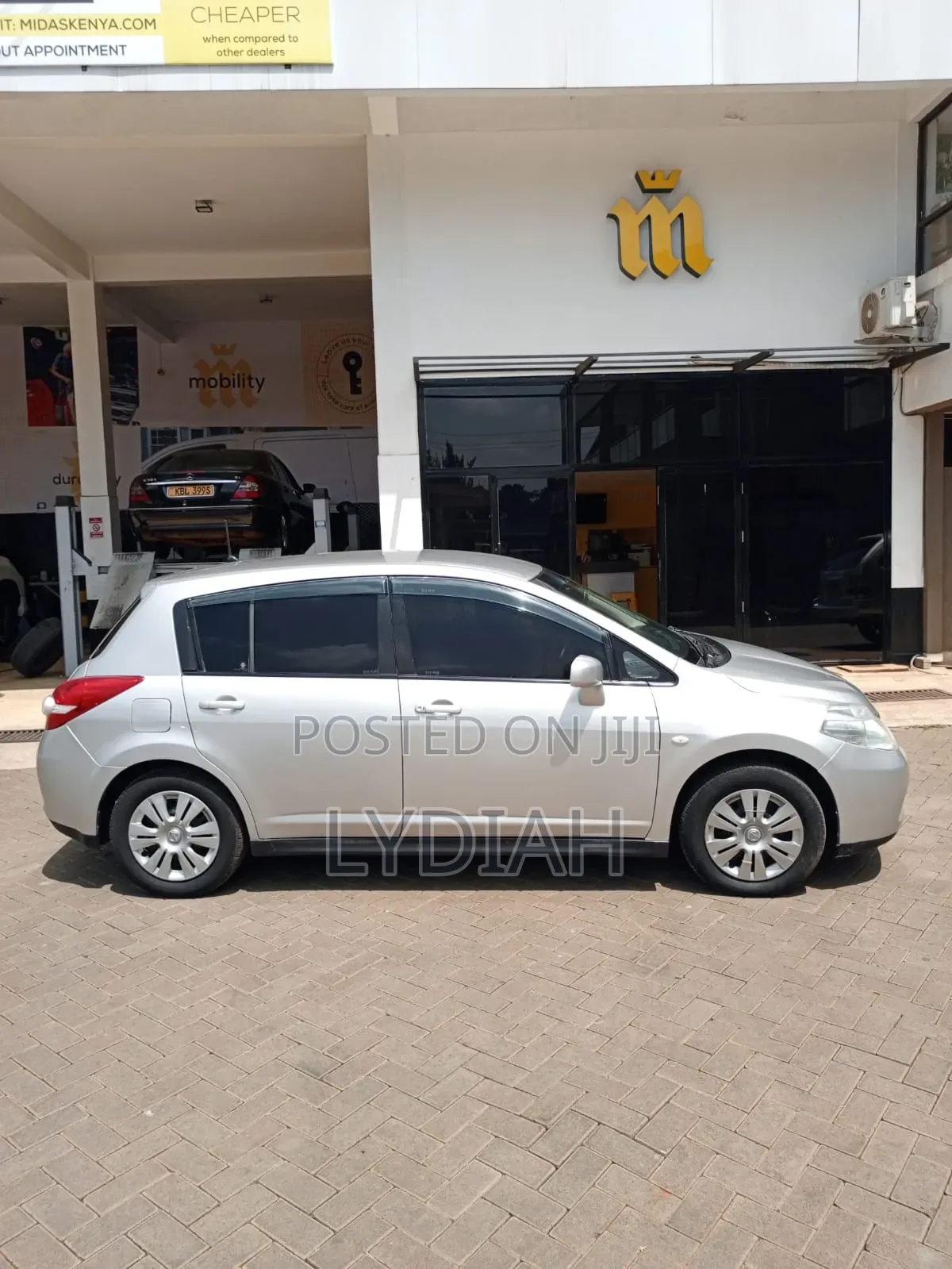 Nissan Tiida 2011 Silver