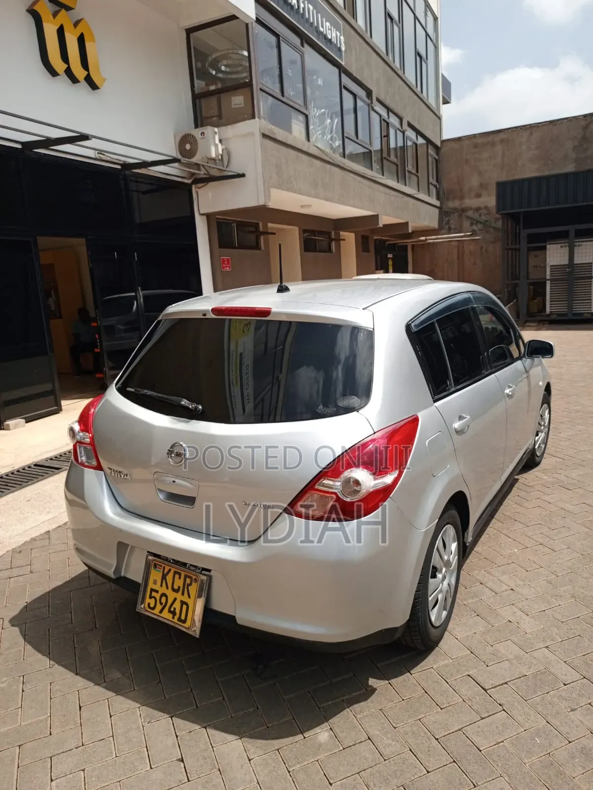 Nissan Tiida 2011 Silver
