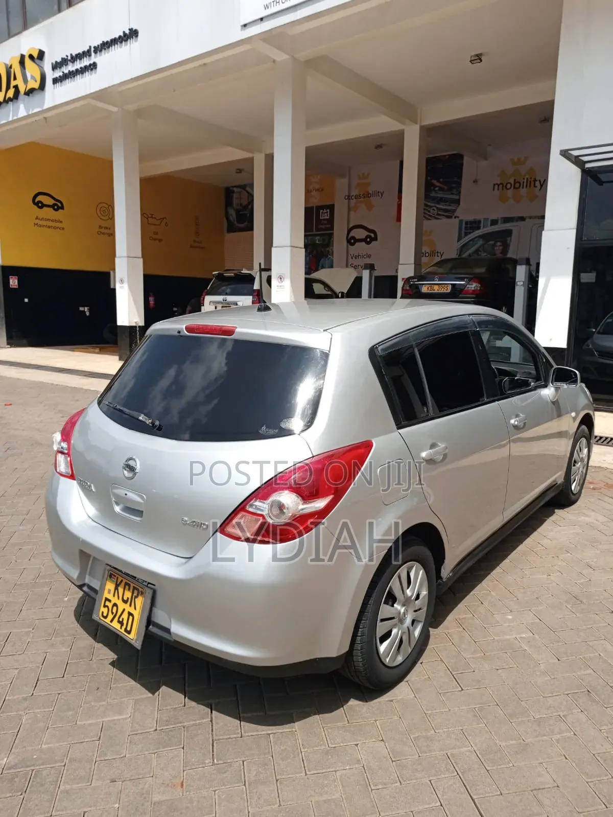 Nissan Tiida 2011 Silver