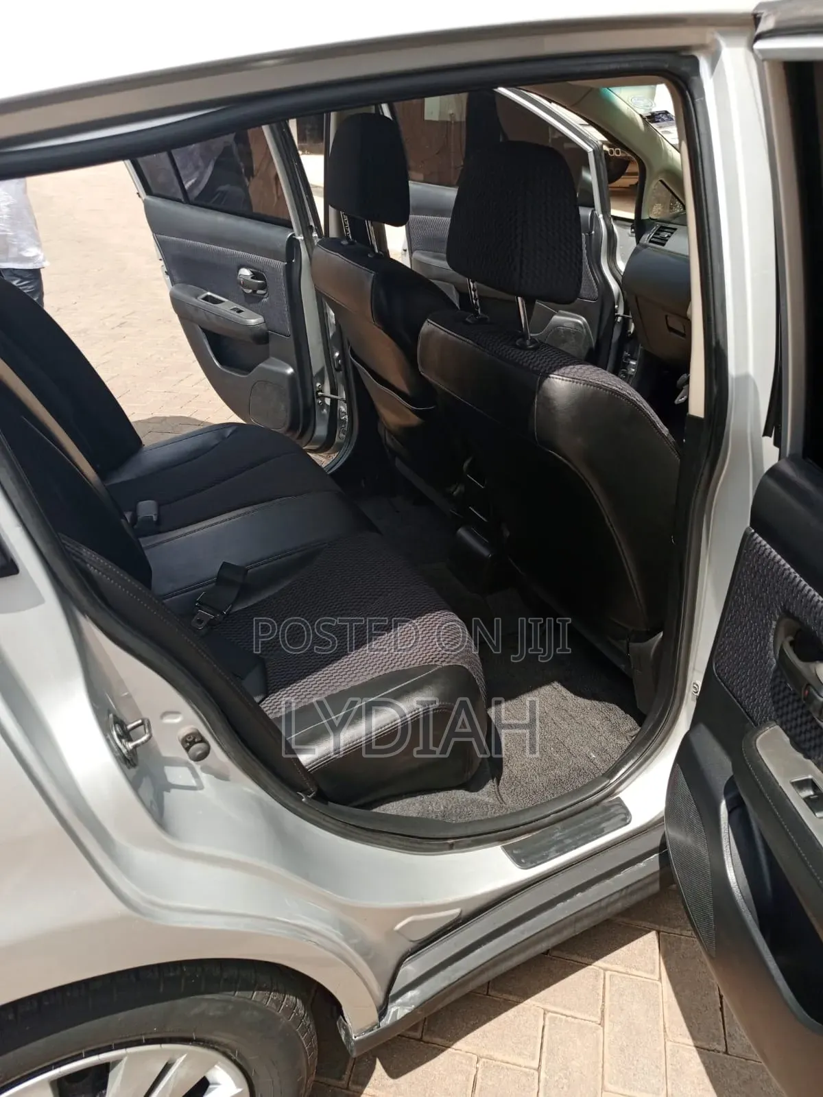 Nissan Tiida 2011 Silver
