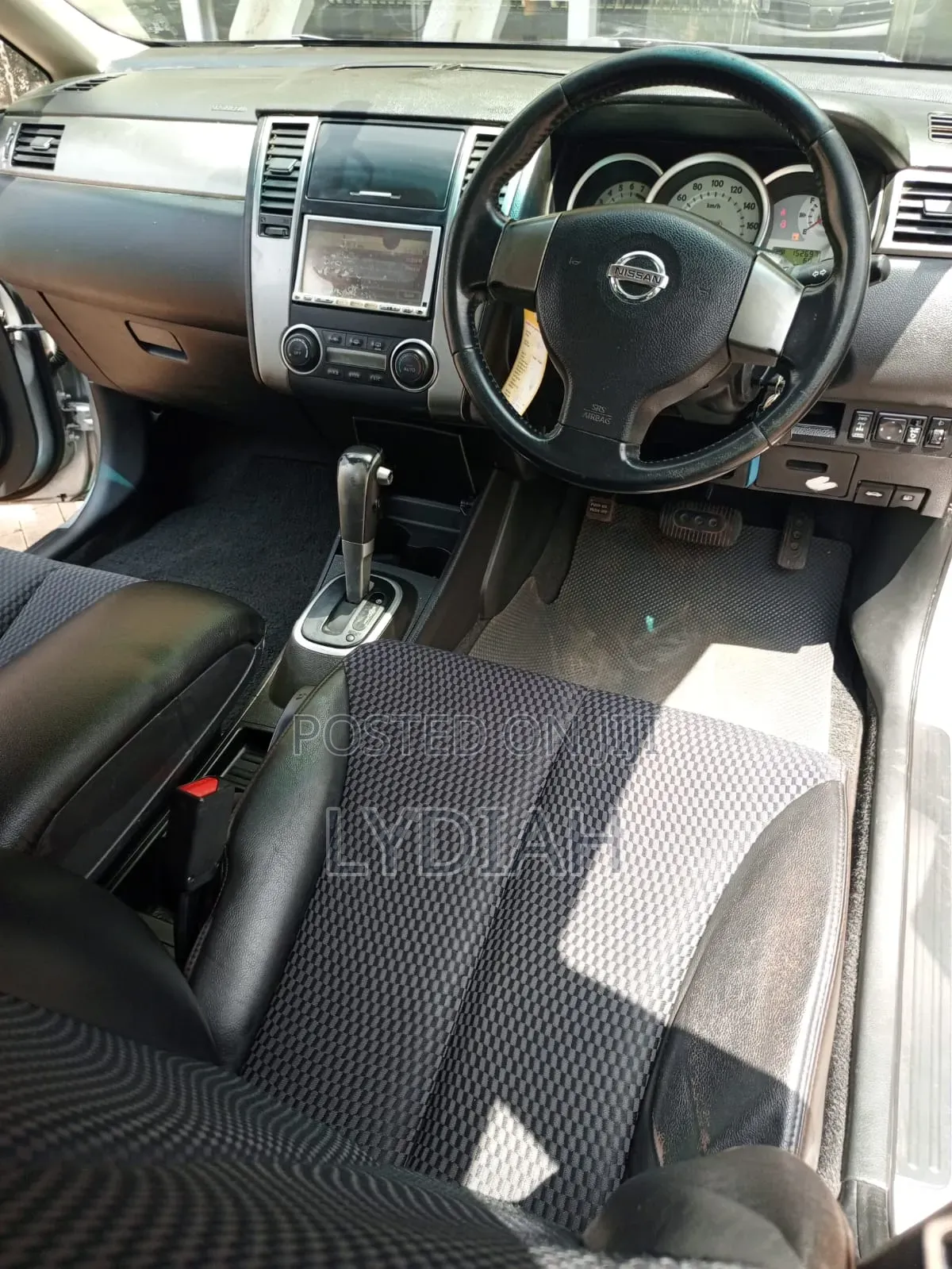 Nissan Tiida 2011 Silver