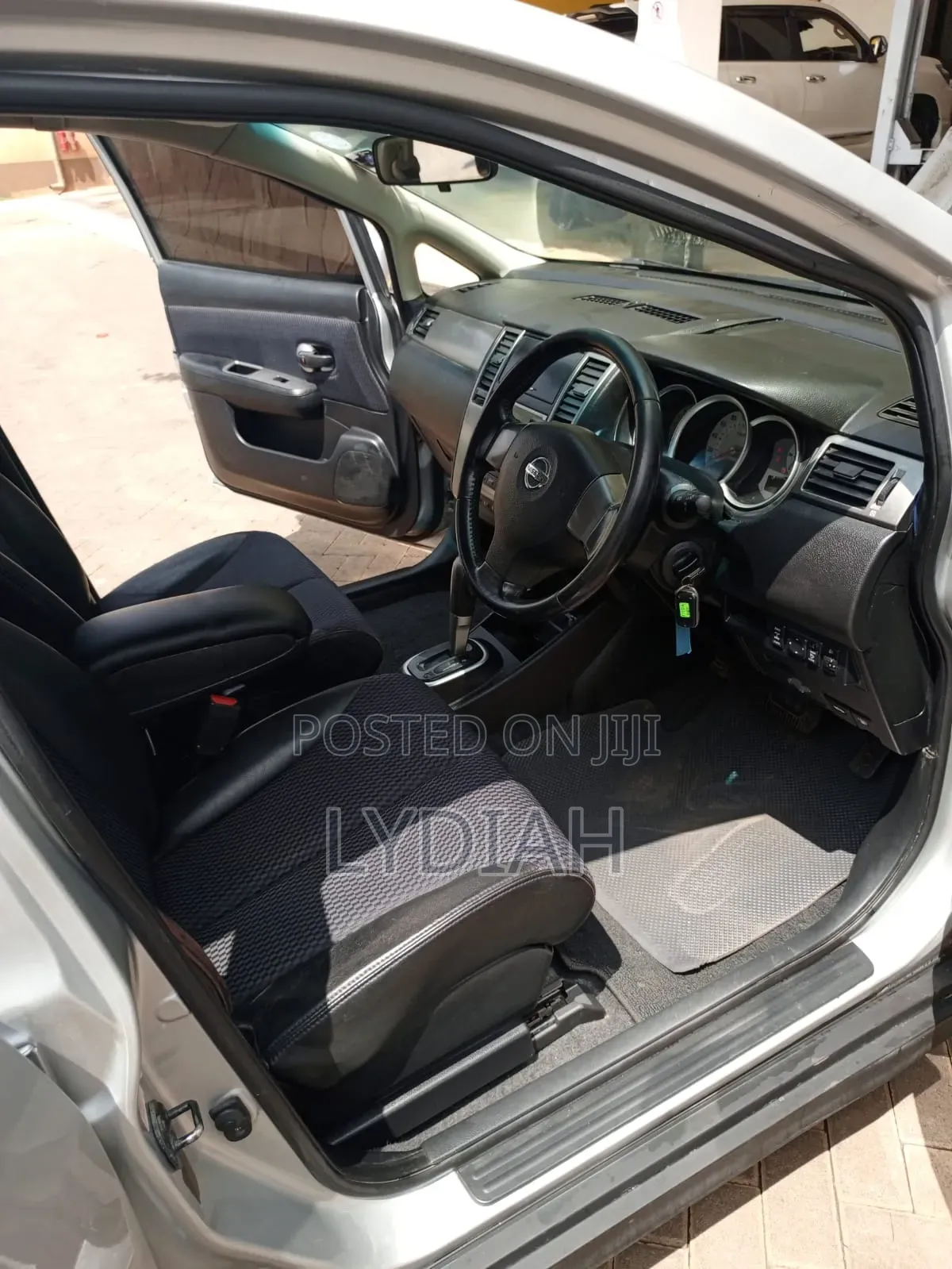 Nissan Tiida 2011 Silver