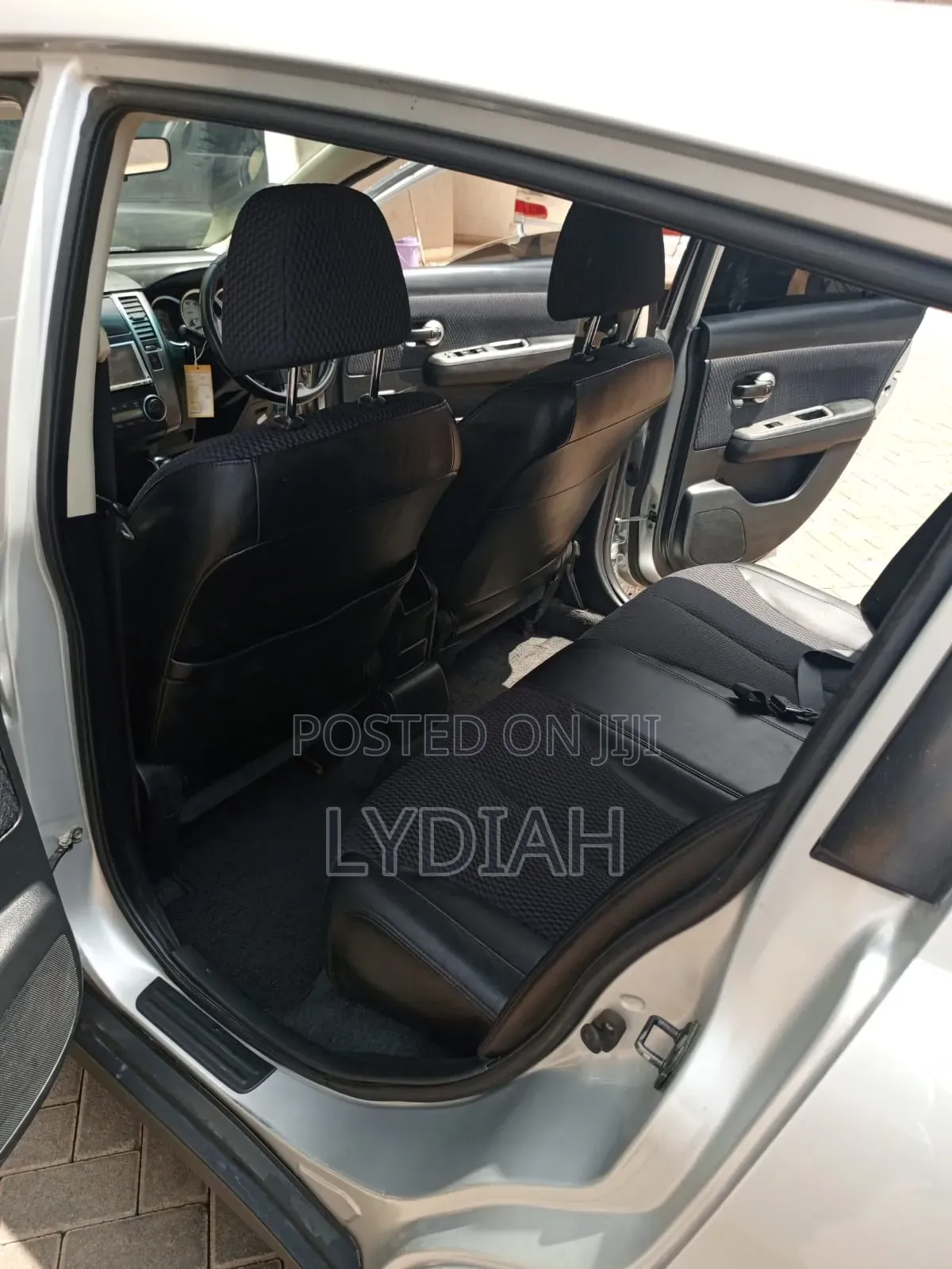 Nissan Tiida 2011 Silver