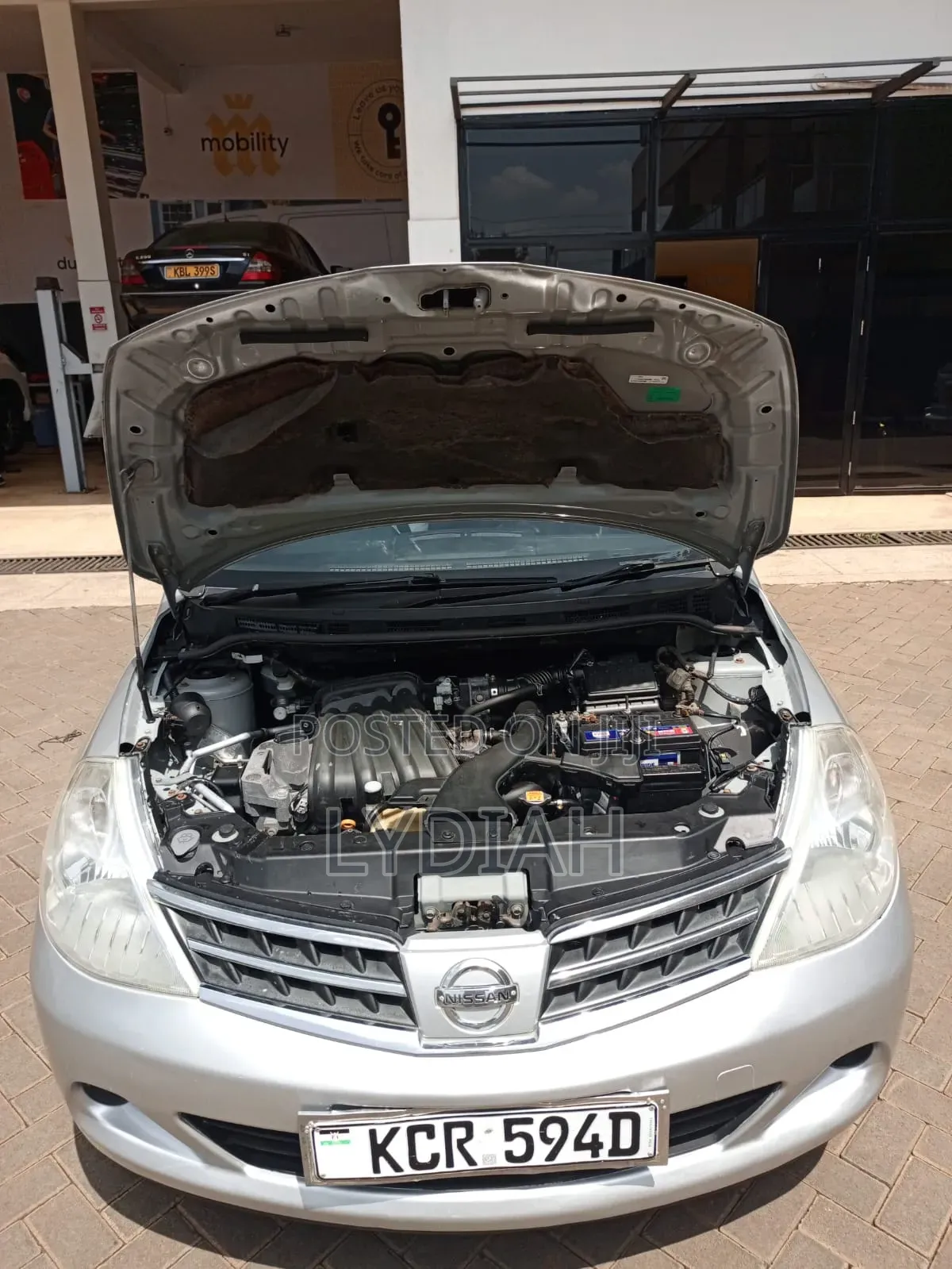 Nissan Tiida 2011 Silver