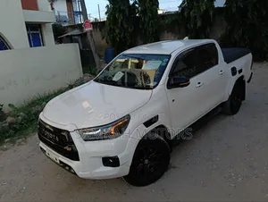 Toyota Hilux 2021 White