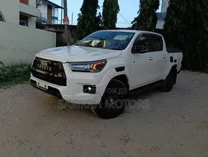 Toyota Hilux 2021 White