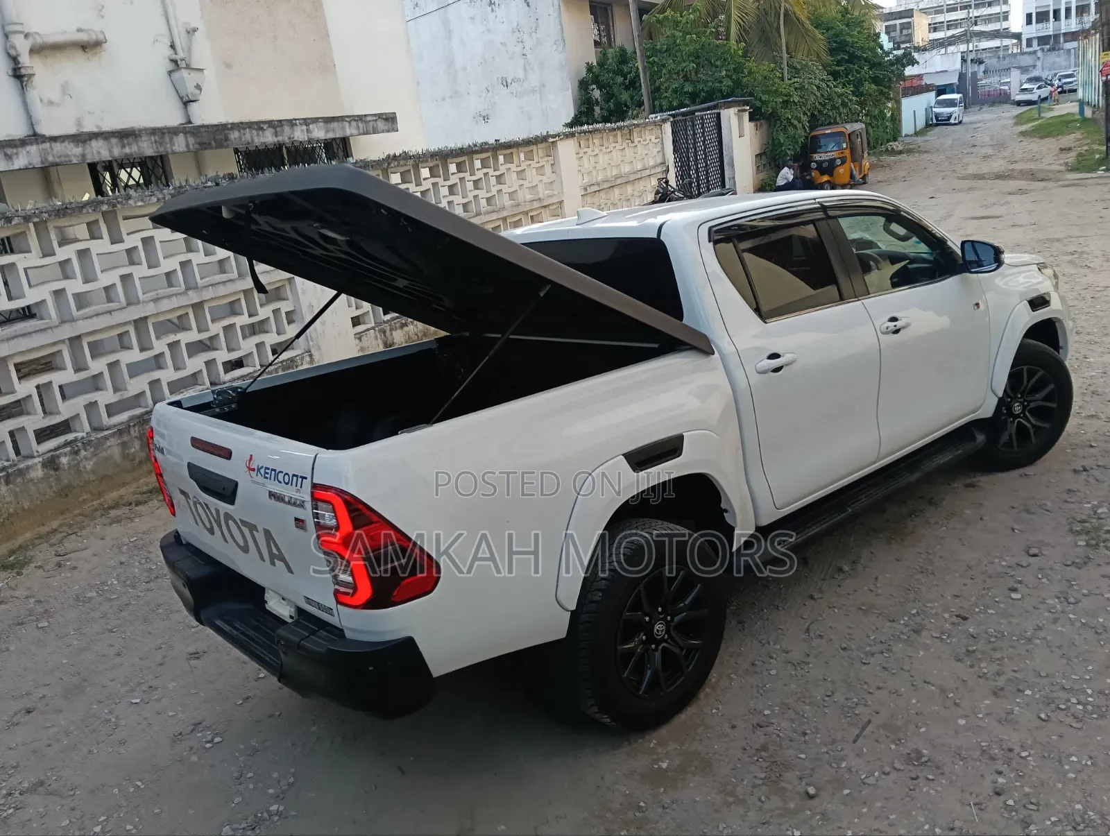 Toyota Hilux 2021 White