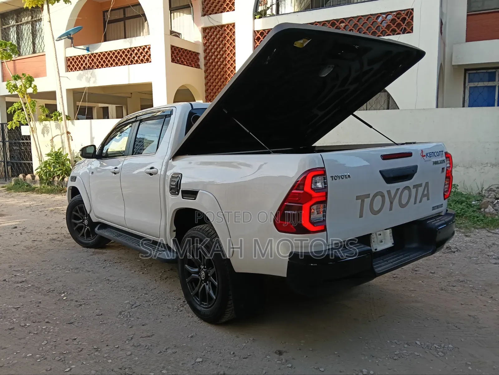 Toyota Hilux 2021 White