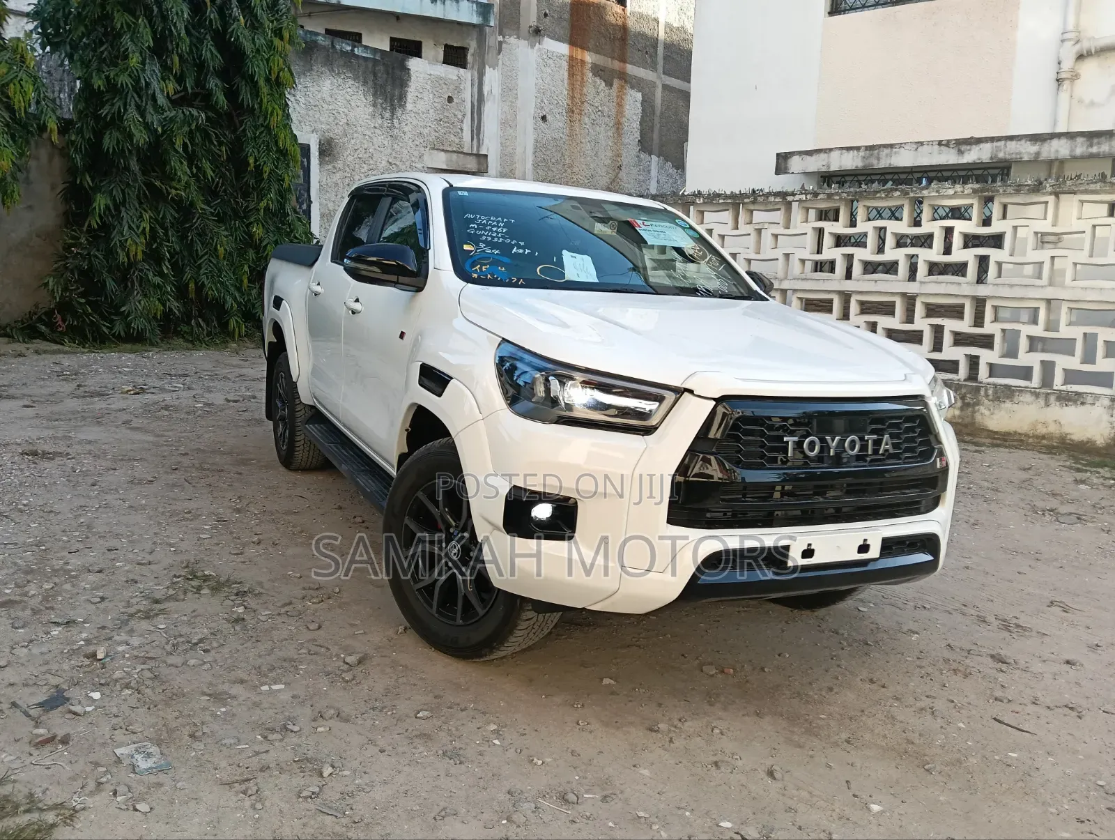 Toyota Hilux 2021 White