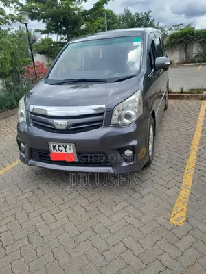 Toyota Noah 2.0 143hp FWD (8 Seater) 2013 Gray