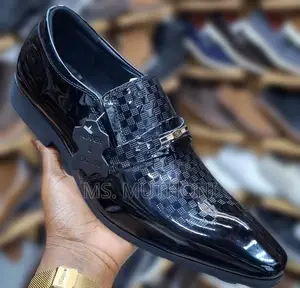 Black Patent Leather Shoes Feature a Snake-Skin Texture Size 40-45