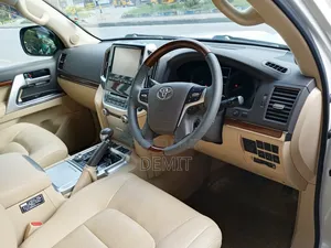 Toyota Land Cruiser 4.6 V8 ZX 2016 Pearl