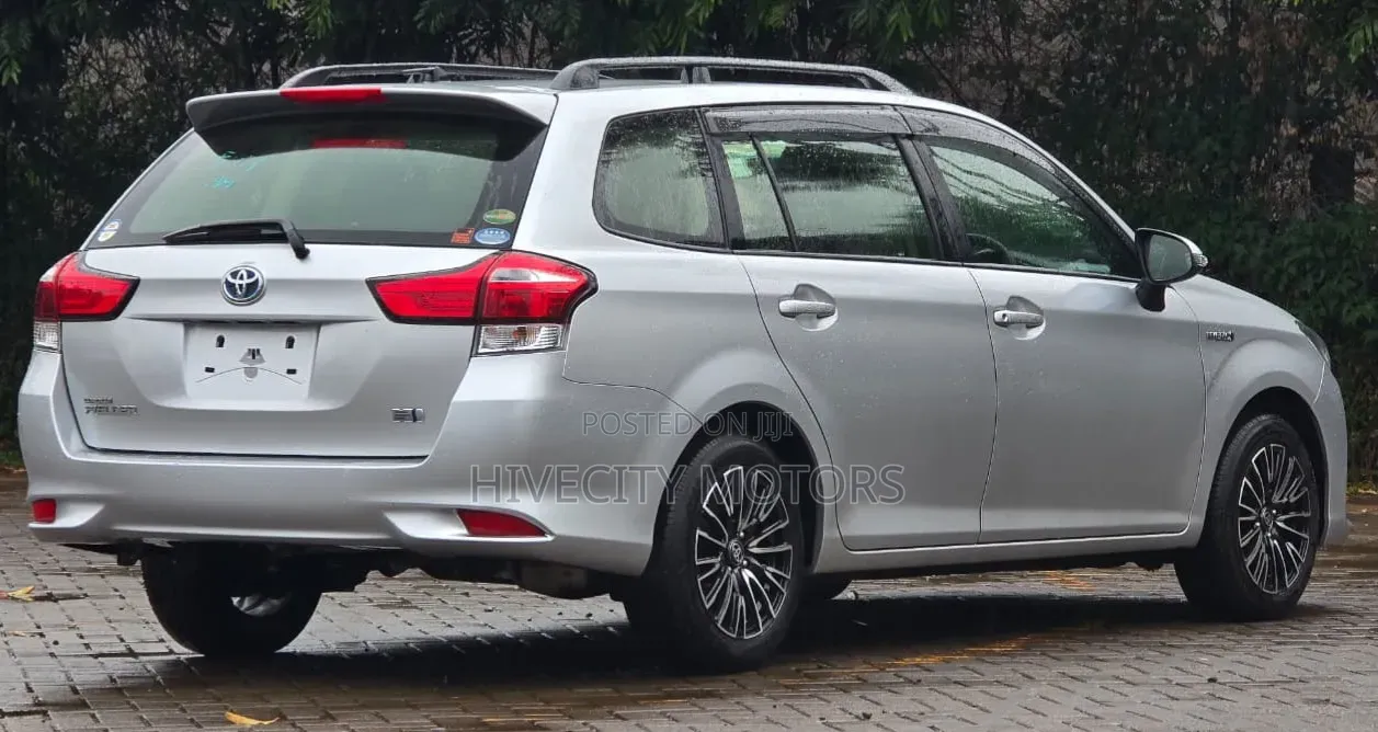 Toyota Corolla Fielder 2018 Silver