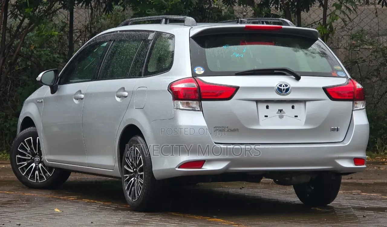 Toyota Corolla Fielder 2018 Silver
