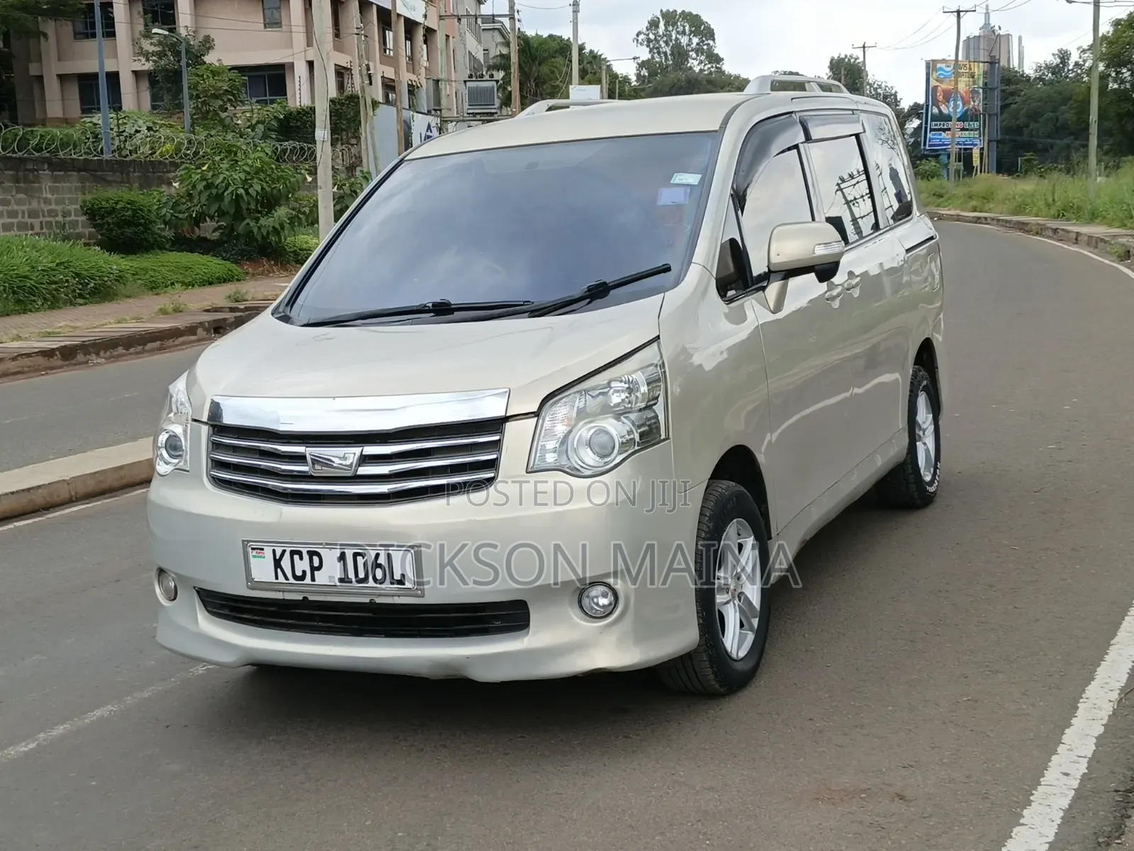 Toyota Noah 2010 Beige