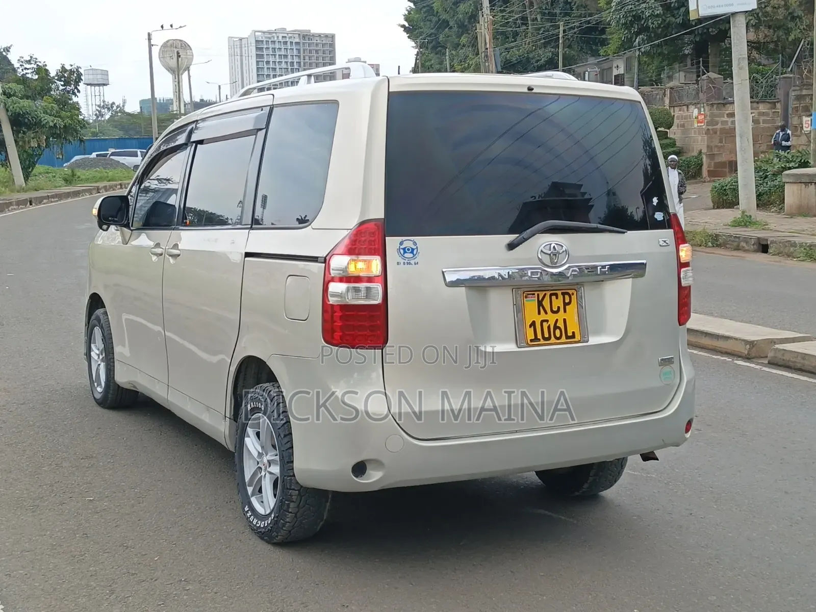 Toyota Noah 2010 Beige