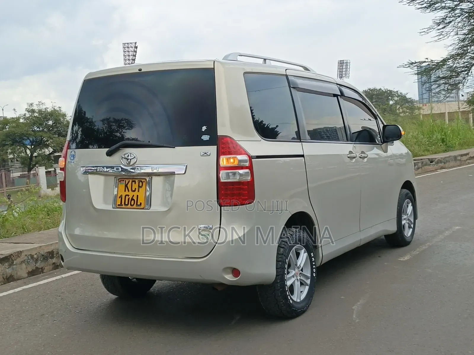 Toyota Noah 2010 Beige