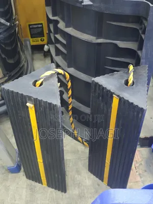 Rubber Wheels Chocks in Stock
