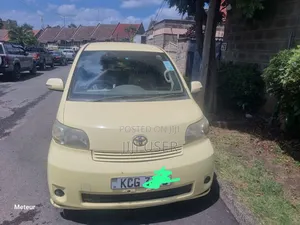 Toyota Porte 2009 Yellow
