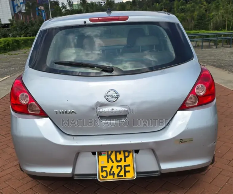 Nissan Tiida 2011 Silver