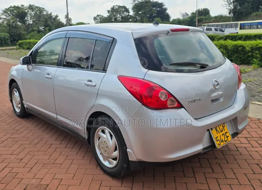 Nissan Tiida 2011 Silver
