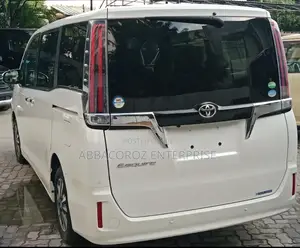 Toyota Esquire 2019 Pearl