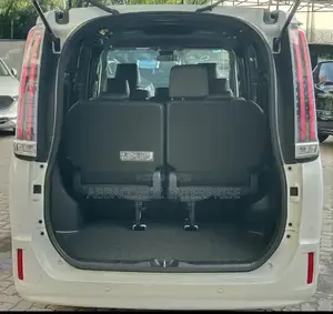 Toyota Esquire 2019 Pearl
