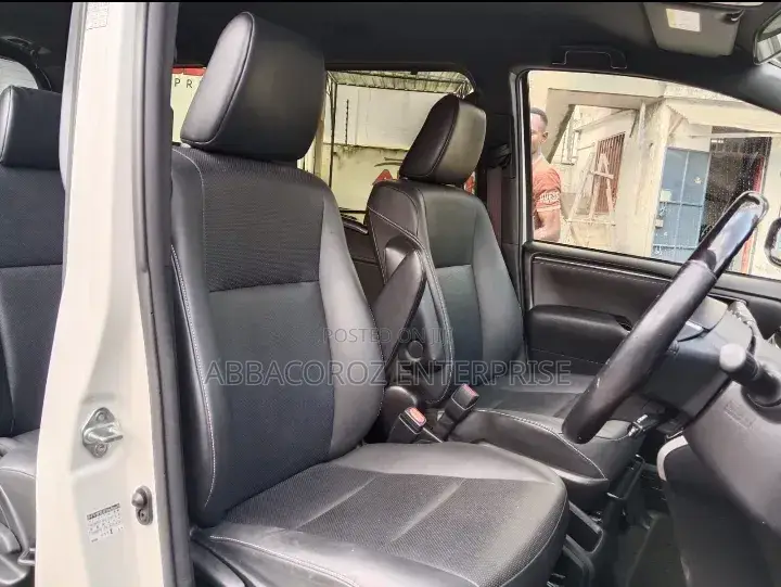 Toyota Esquire 2019 Pearl