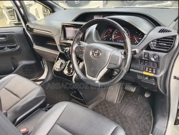Toyota Esquire 2019 Pearl