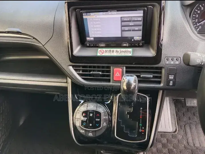 Toyota Esquire 2019 Pearl