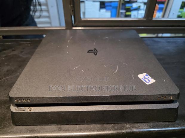 Playstation 4 Slim Version, Disk Version - main view