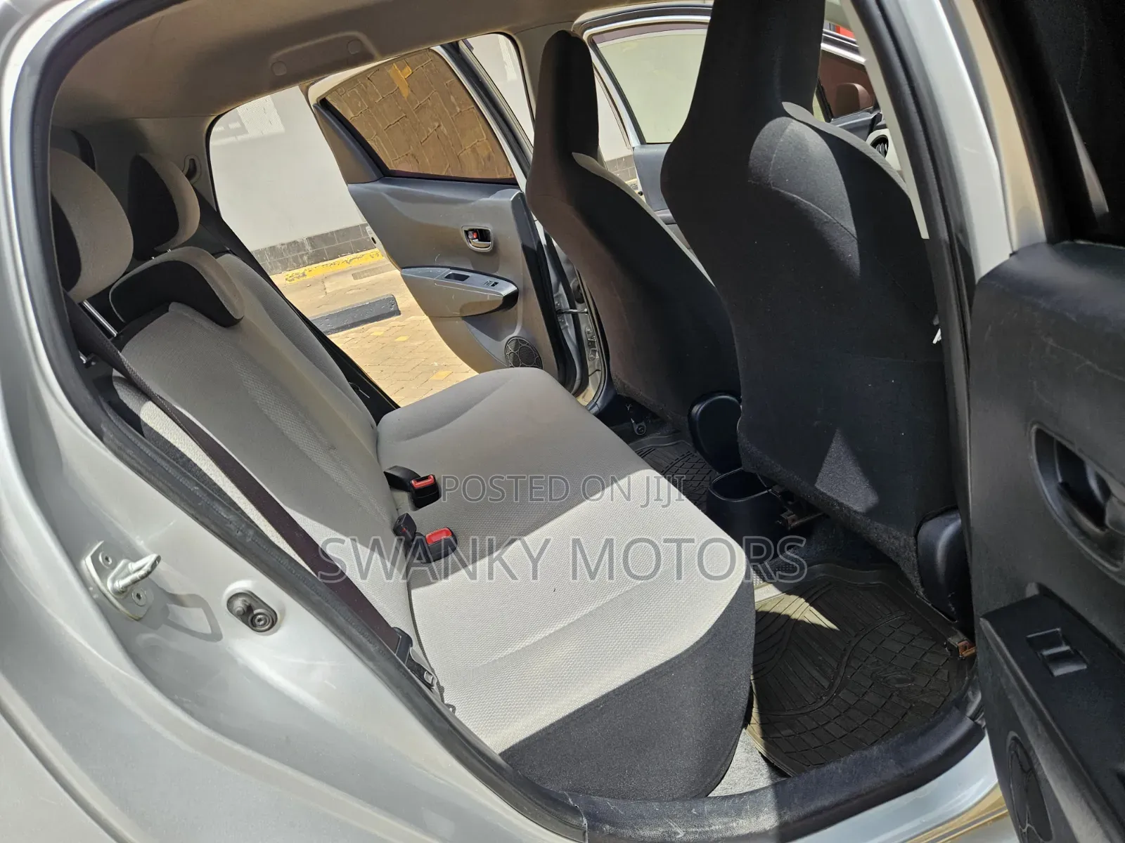 Toyota Vitz 2014 Silver