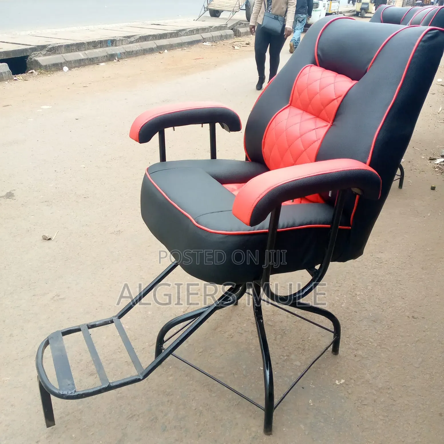 Kinyozi Seats