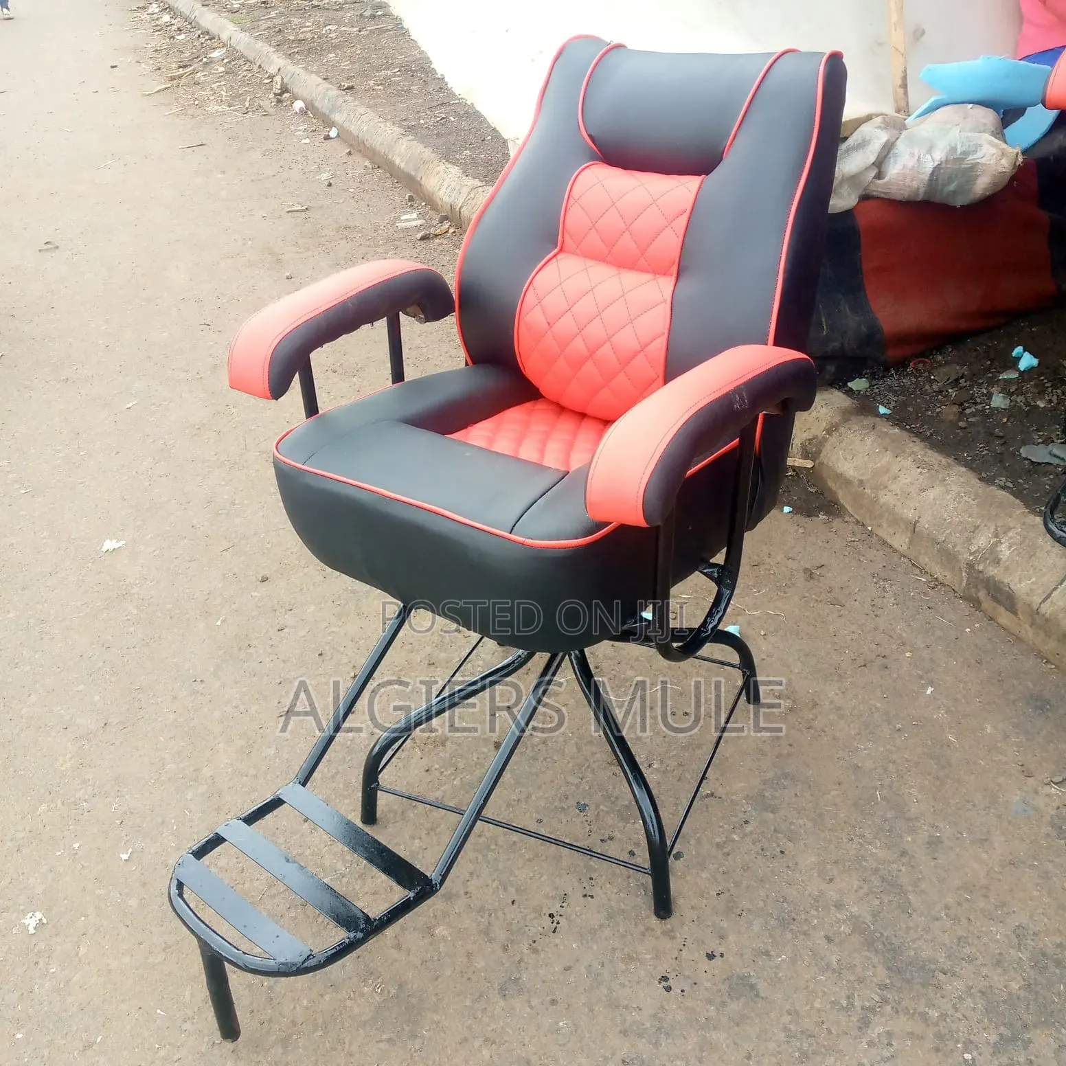 Kinyozi Seats