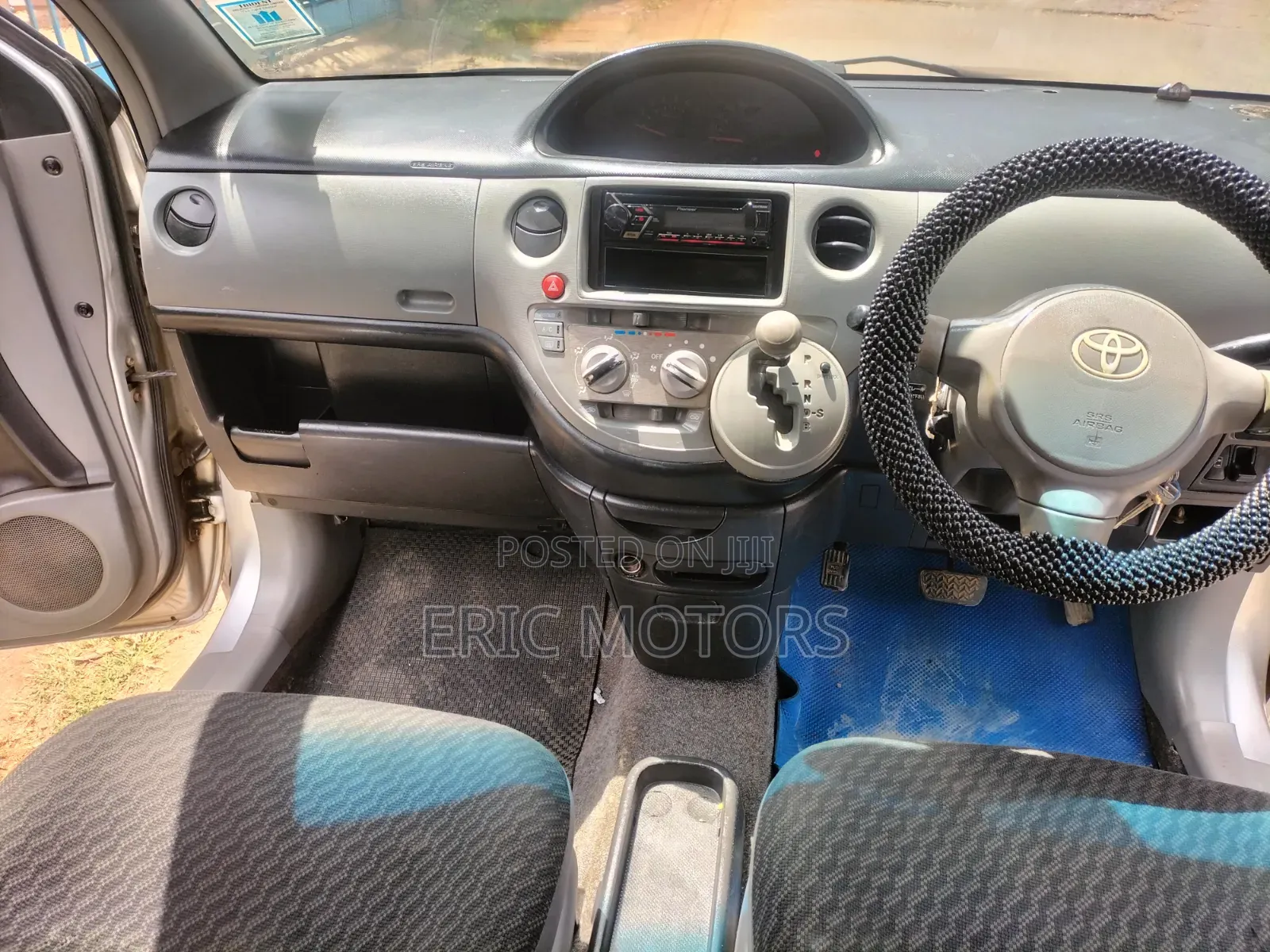 Toyota Sienta 2010 Silver
