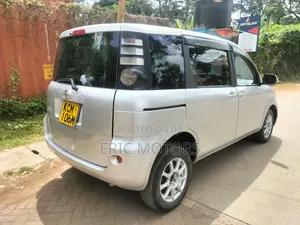 Toyota Sienta 2010 Silver