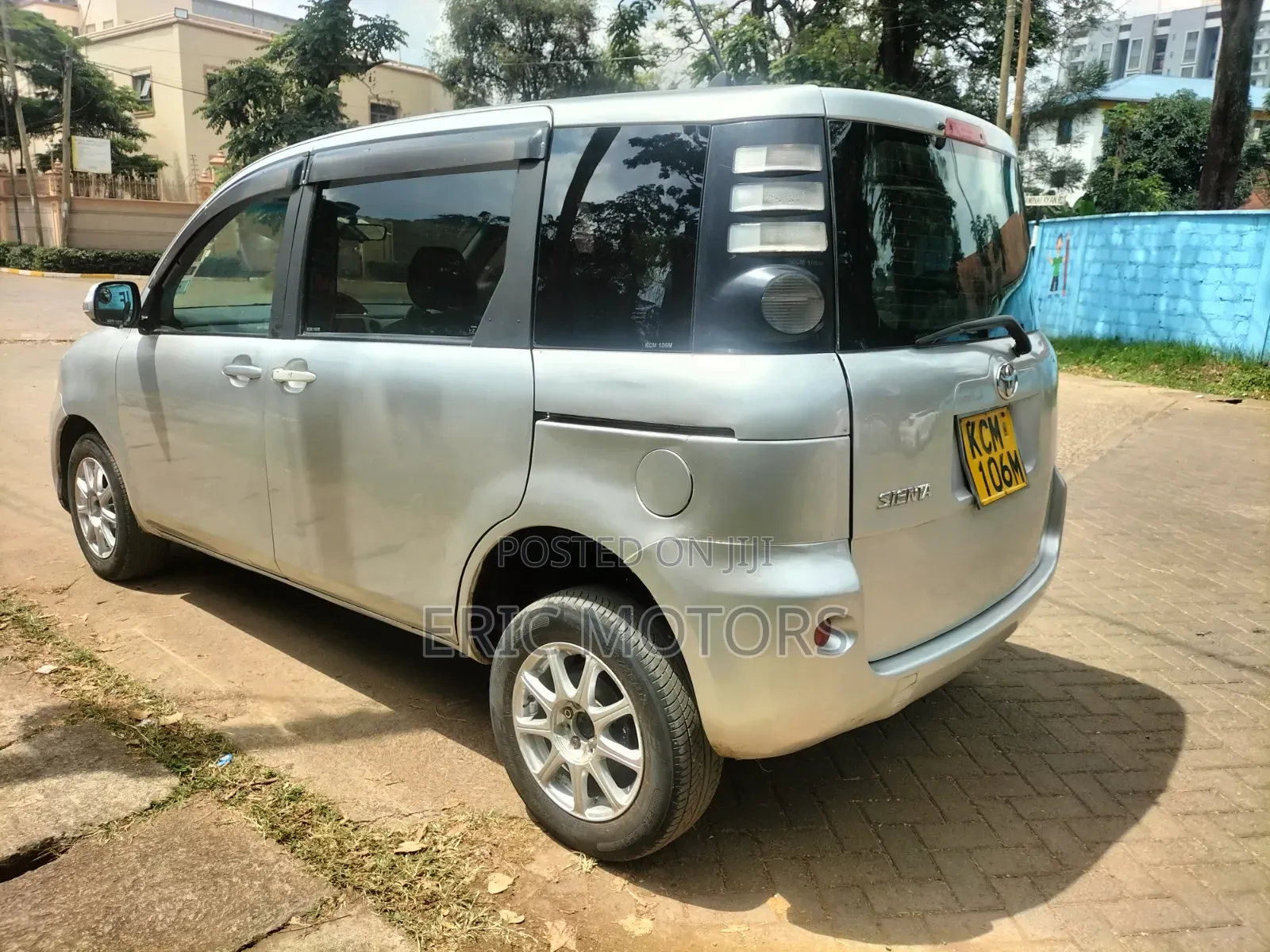 Toyota Sienta 2010 Silver