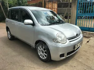 Toyota Sienta 2010 Silver